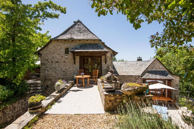 Photos 2 - Touristique - Ensemble en pierre d'exception aux portes de l'Aubrac : 4 maisons restaurées, piscine & patio