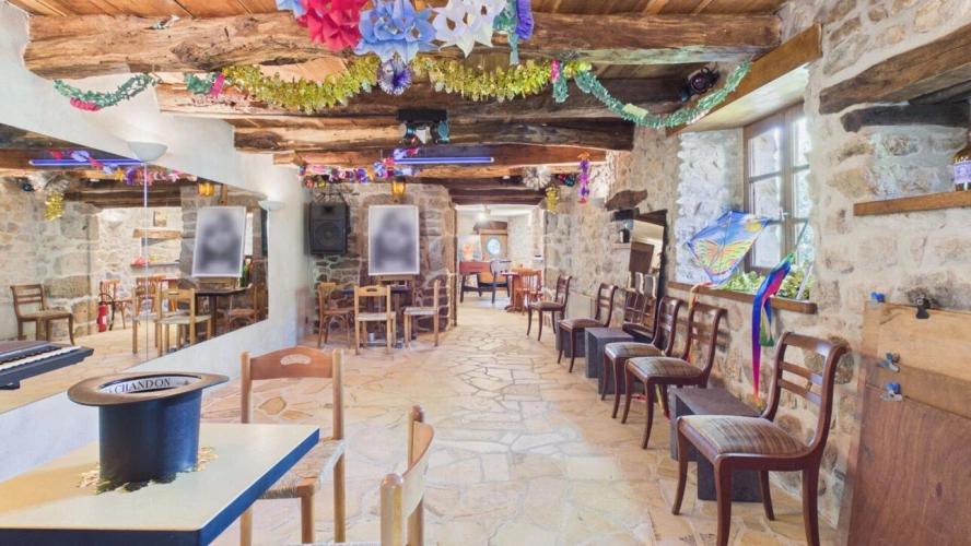 Photos 16 - Touristique - Ensemble en pierre d'exception aux portes de l'Aubrac : 4 maisons restaurées, piscine & patio