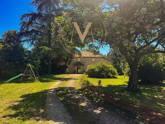 Photos 5 - Équestre - PROPRIÉTÉ DE CARACTÈRE SUR 18 HECTARES – GÎTES, SALLE DE RÉCEPTION, LAC ET FORT POTENTIEL D’EXPLOITATION CAUDECOSTE (47)