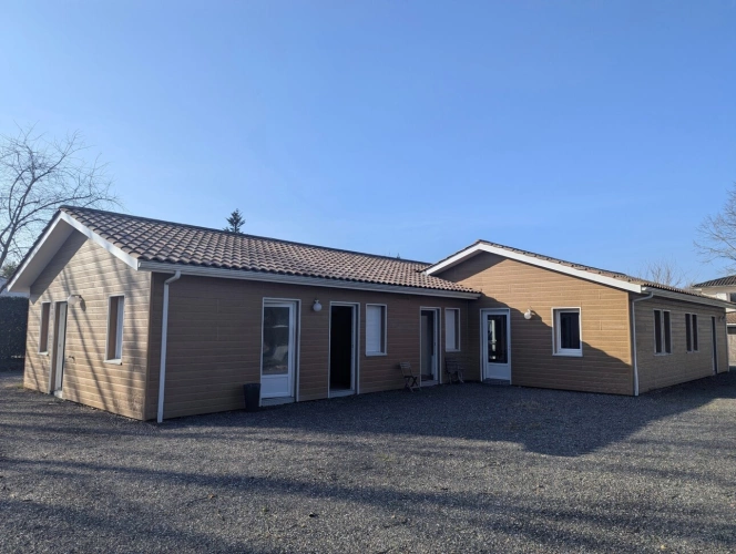 Photos 4 - Touristique - Bâtiment récent avec grande salle de réunion et bureaux