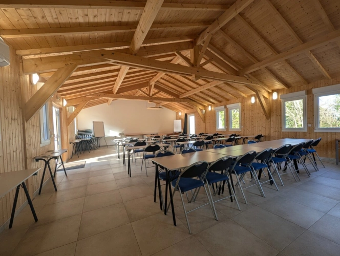 Photos 7 - Touristique - Bâtiment récent avec grande salle de réunion et bureaux
