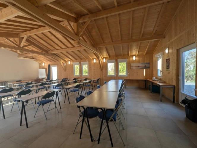 Photos 8 - Touristique - Bâtiment récent avec grande salle de réunion et bureaux