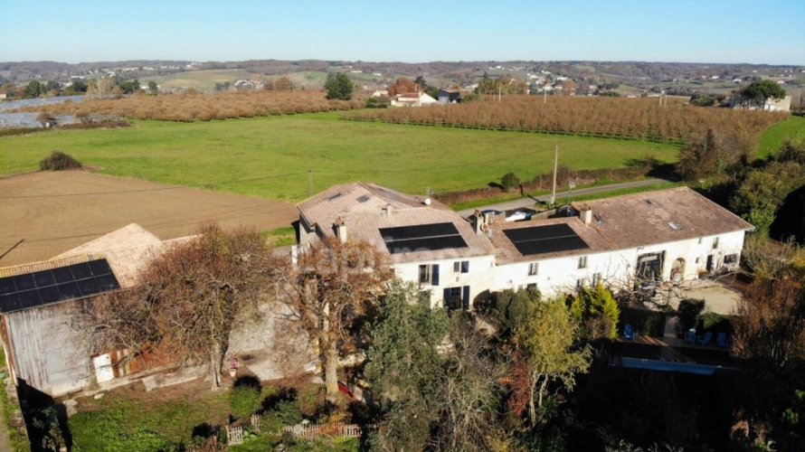 Photos 1 - Prestige - Propriété - une maison d'habitation - 5 chambres d'hôtes - 2 appartements en location sur plus de 1 hectare à SAINTE BAZEILLE (47)