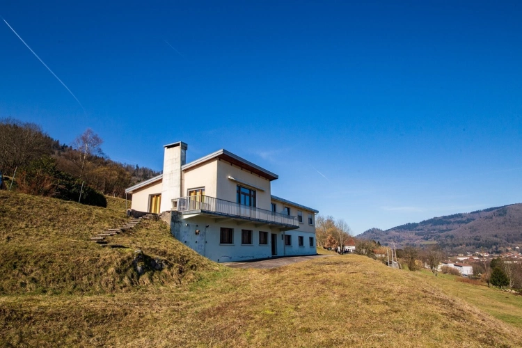 Photos 1 - Équestre - RUPT SUR MOSELLE (88)A vendre propriété T 10 pièces de 195m² sur sous sol + 4 box à chevaux +rucher, terrain 3.6 hectares