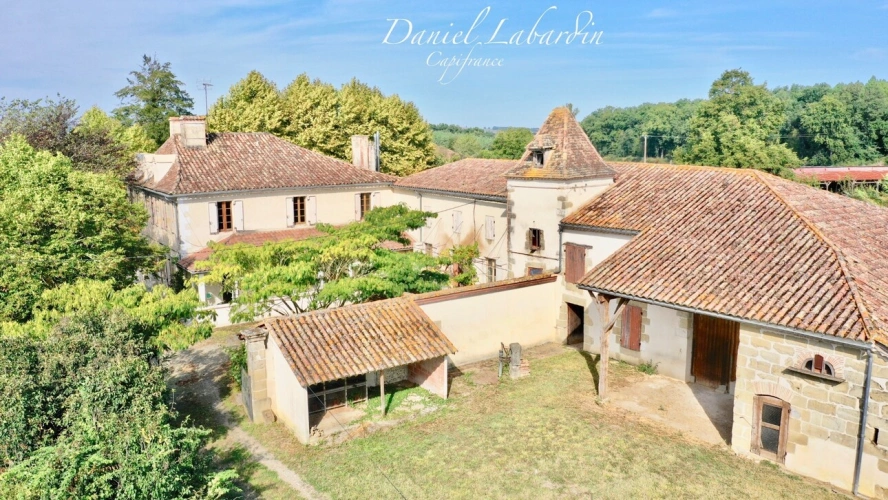Photos 1 - Rurale - Corps de ferme surface habitable 300m2 - 6 chambres - dépendances