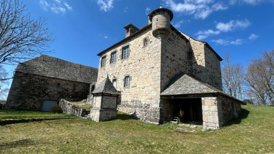 Photos 2 - Prestige - Manoir du XIVe siècle : Un balcon sur l'Aubrac et les Monts du Cantal