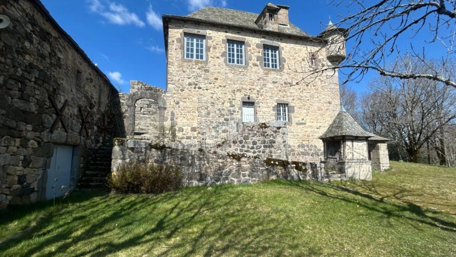 Photos 3 - Prestige - Manoir du XIVe siècle : Un balcon sur l'Aubrac et les Monts du Cantal
