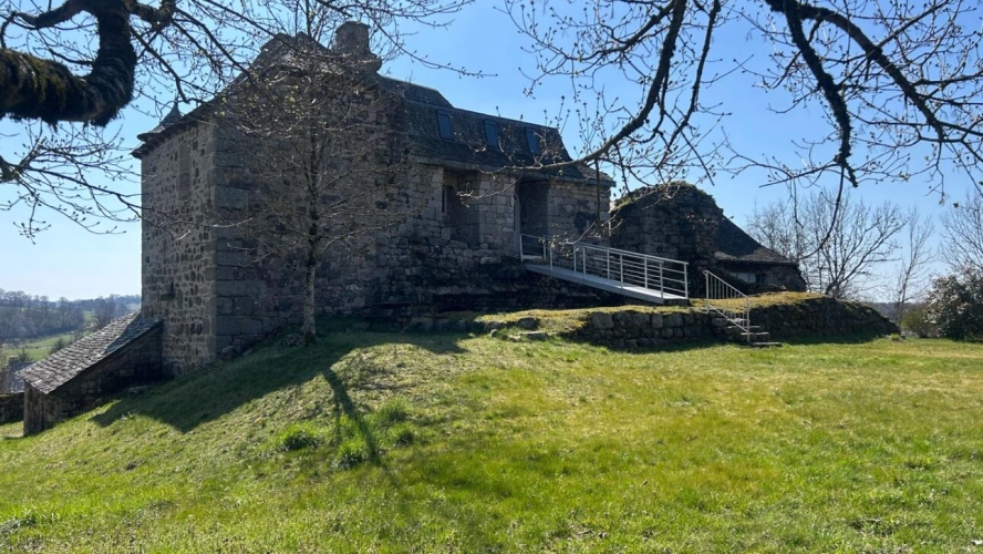 Photos 4 - Prestige - Manoir du XIVe siècle : Un balcon sur l'Aubrac et les Monts du Cantal