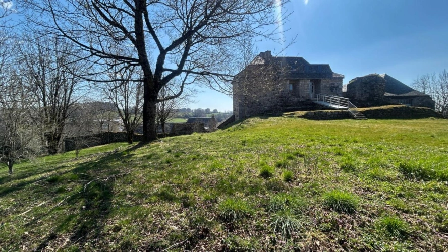 Photos 5 - Prestige - Manoir du XIVe siècle : Un balcon sur l'Aubrac et les Monts du Cantal