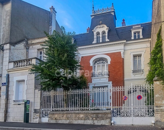 Photos 1 - Prestige - Plein centre ville d' ETAMPES (91) propriété à vendre 13 pièces, avec grand garage, 2 dépendances et terrain clos de 997 m²