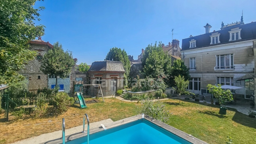 Photos 2 - Prestige - Plein centre ville d' ETAMPES (91) propriété à vendre 13 pièces, avec grand garage, 2 dépendances et terrain clos de 997 m²