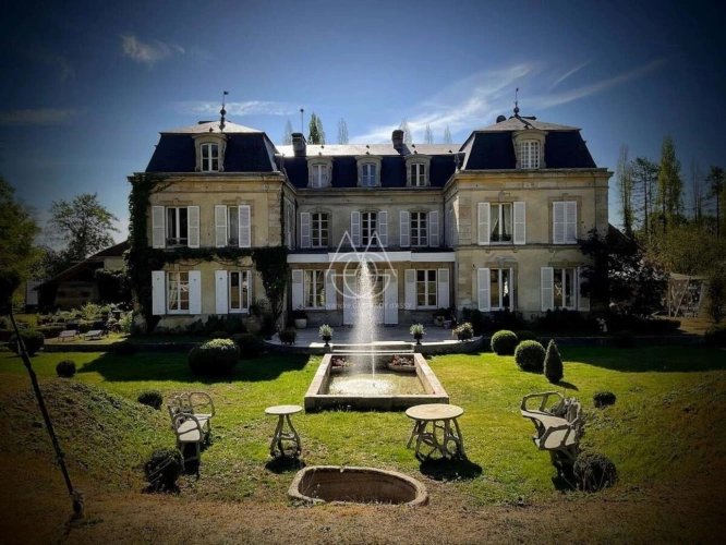 Photos 1 - Prestige - Beau château du XVIIIe siècle avec dépendances, incluant une salle de réception, situé dans l'Orne