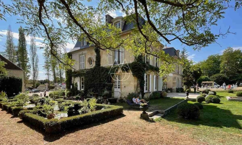 Photos 2 - Prestige - Beau château du XVIIIe siècle avec dépendances, incluant une salle de réception, situé dans l'Orne