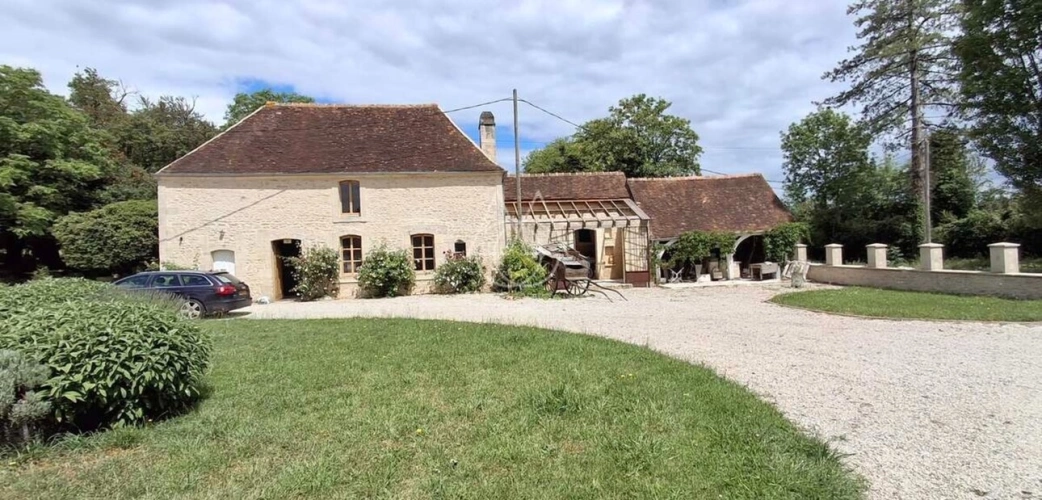 Photos 3 - Prestige - Beau château du XVIIIe siècle avec dépendances, incluant une salle de réception, situé dans l'Orne