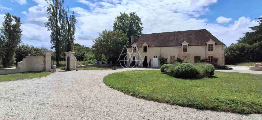Photos 5 - Prestige - Beau château du XVIIIe siècle avec dépendances, incluant une salle de réception, situé dans l'Orne