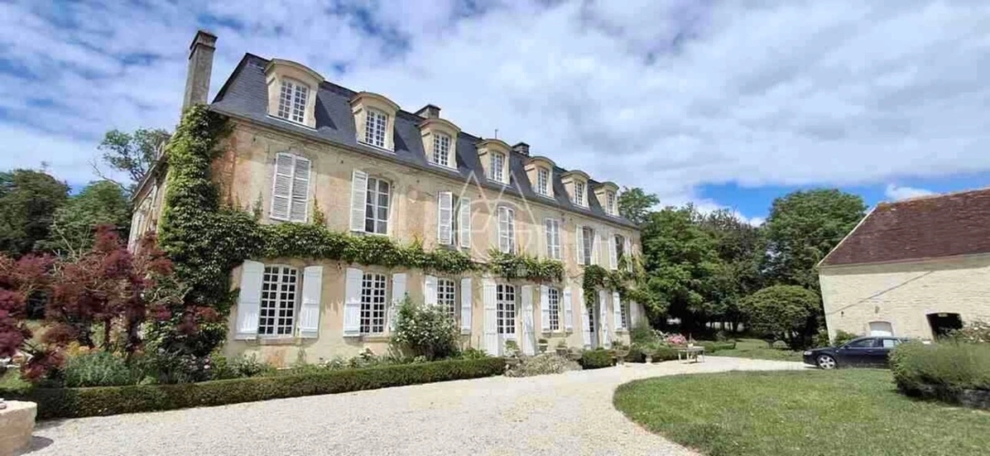 Photos 10 - Prestige - Beau château du XVIIIe siècle avec dépendances, incluant une salle de réception, situé dans l'Orne