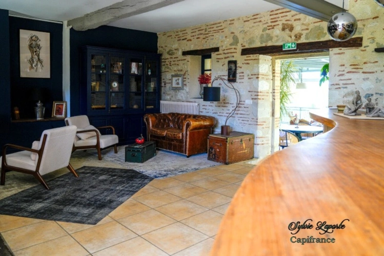 Photos 3 - Touristique - Propriete à vendre 14 pièces SAINTE LIVRADE SUR LOT (47)Sainte-Livrade-sur-Lot – Propriété de caractère à projets multiples en bord de rivière avec accès privatif au Lot