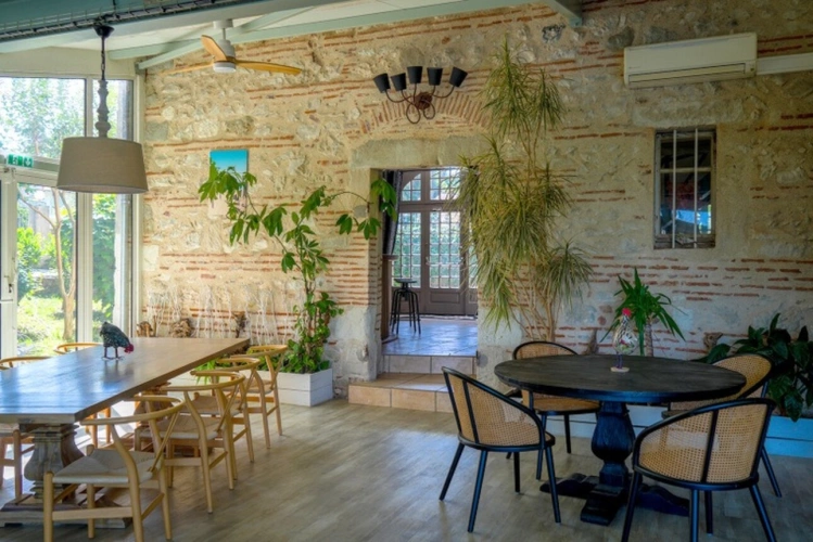 Photos 8 - Touristique - Propriete à vendre 14 pièces SAINTE LIVRADE SUR LOT (47)Sainte-Livrade-sur-Lot – Propriété de caractère à projets multiples en bord de rivière avec accès privatif au Lot
