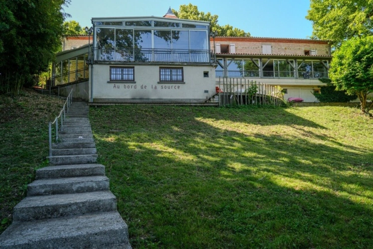 Photos 10 - Touristique - Propriete à vendre 14 pièces SAINTE LIVRADE SUR LOT (47)Sainte-Livrade-sur-Lot – Propriété de caractère à projets multiples en bord de rivière avec accès privatif au Lot