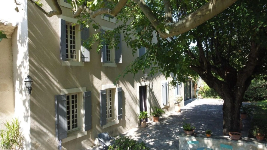 Photos 1 - Prestige - Mas provençal de caractère avec vaste jardin, dépendances et potentiel exceptionnel