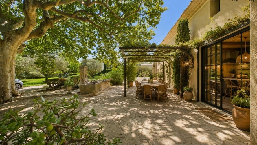 Photos 2 - Prestige - Mas provençal de caractère avec vaste jardin, dépendances et potentiel exceptionnel