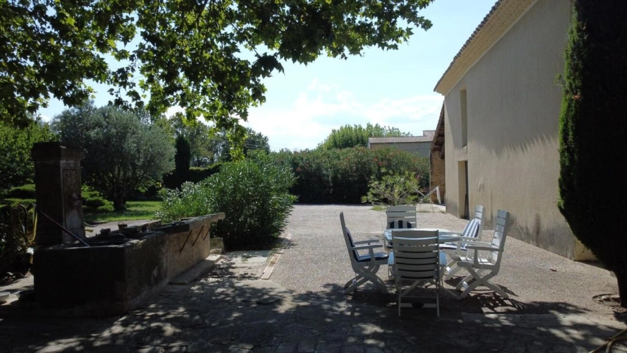 Photos 3 - Prestige - Mas provençal de caractère avec vaste jardin, dépendances et potentiel exceptionnel