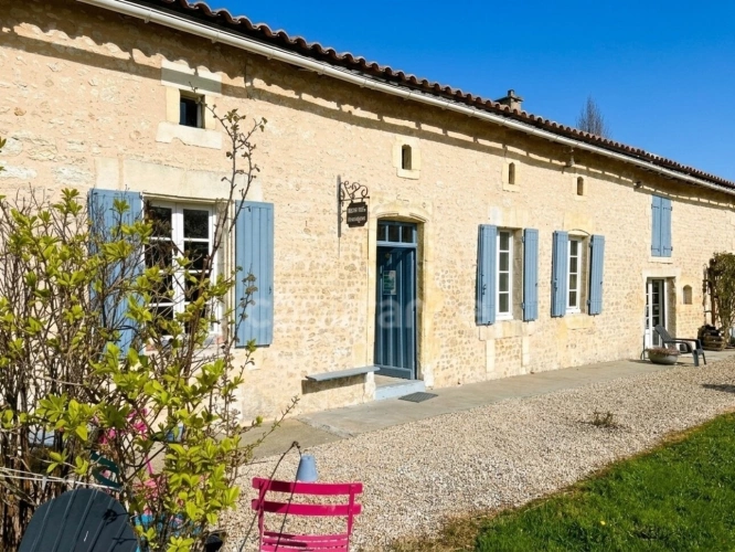 Photos 12 - Touristique - Domaine viticole avec activité touristique de 9,39 hectares - Vanzac (17)