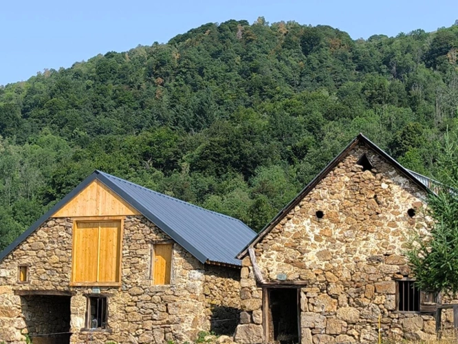 Photos 4 - Rurale - Corps de ferme de montagne  , superbement rénové  , dépendances  3.2 HA