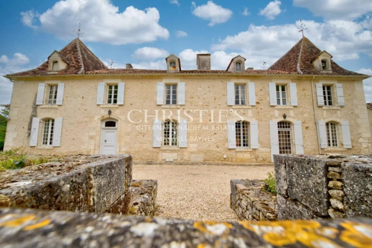 Photos 1 - Équestre - Un domaine d’exception en Dordogne : manoir du XVIIIe siècle, propriété équestre et art de vivre en pleine nature