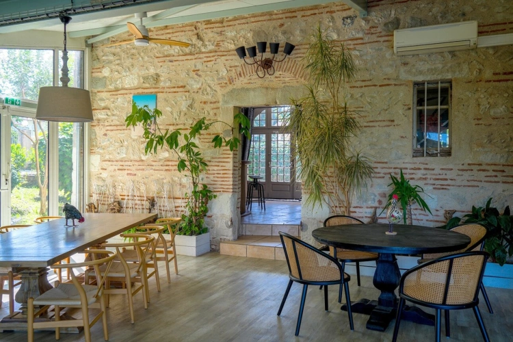 Photos 12 - Touristique - Propriete à vendre 14 pièces SAINTE LIVRADE SUR LOT (47)Sainte-Livrade-sur-Lot – Propriété de caractère à projets multiples en bord de rivière avec accès privatif au Lot
