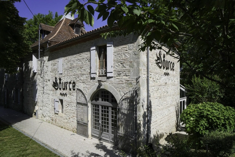 Photos 20 - Touristique - Propriete à vendre 14 pièces SAINTE LIVRADE SUR LOT (47)Sainte-Livrade-sur-Lot – Propriété de caractère à projets multiples en bord de rivière avec accès privatif au Lot