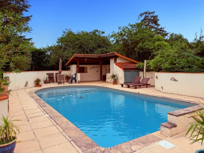 Photos 1 - Touristique - Propriété 358 m2 à vendre -avec 7700 m2 de parc - Maison 8 pièces de 234 m2, gîte de 124 m2 et piscine proche de MARCIAC (32)