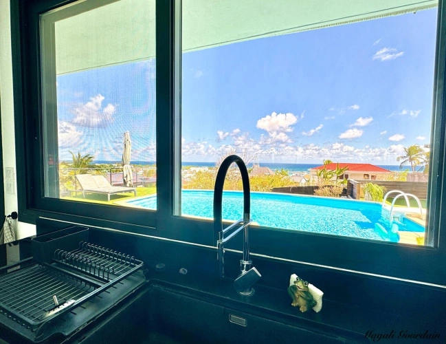 Photos 4 - Prestige - A VENDRE - PROPRIETE D'EXCEPTION AVEC VUE MER ET POTENTIEL LOCATIF REMARQUABLE - SAINTE ANNE