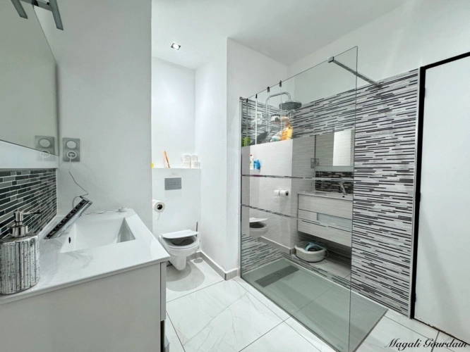 Photos 9 - Prestige - A VENDRE - PROPRIETE D'EXCEPTION AVEC VUE MER ET POTENTIEL LOCATIF REMARQUABLE - SAINTE ANNE