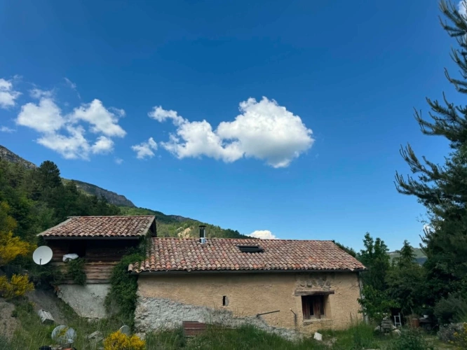 Photos 6 - Touristique - Propriété en pierres avec 2 maisons et 3 hectares de terrain – La Piarre (05)