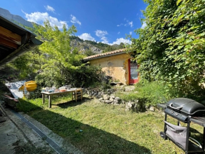 Photos 7 - Touristique - Propriété en pierres avec 2 maisons et 3 hectares de terrain – La Piarre (05)