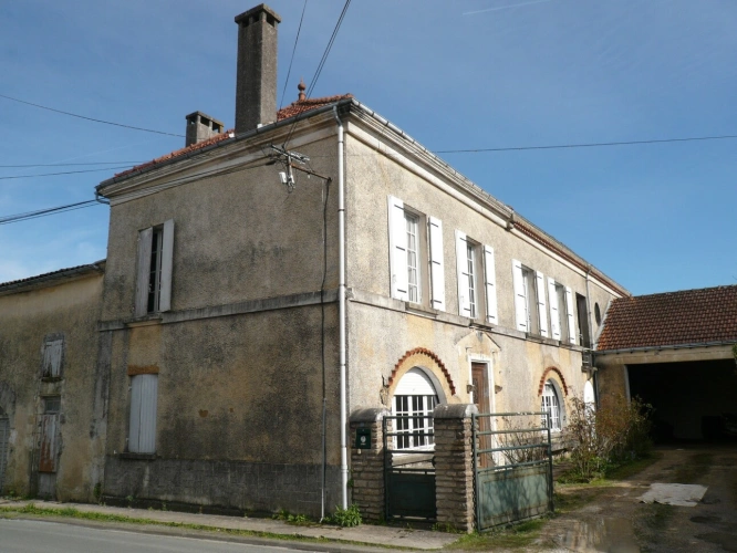 Photos 1 - Rurale -  BURIE (17) A Vendre CORPS de FERME et Ses Nombreuses Dépendances 