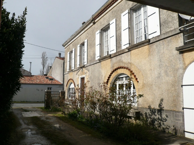 Photos 2 - Rurale -  BURIE (17) A Vendre CORPS de FERME et Ses Nombreuses Dépendances 