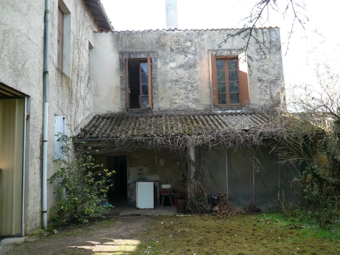 Photos 4 - Rurale -  BURIE (17) A Vendre CORPS de FERME et Ses Nombreuses Dépendances 
