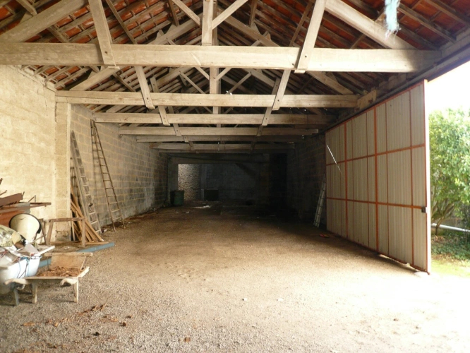 Photos 43 - Rurale -  BURIE (17) A Vendre CORPS de FERME et Ses Nombreuses Dépendances 