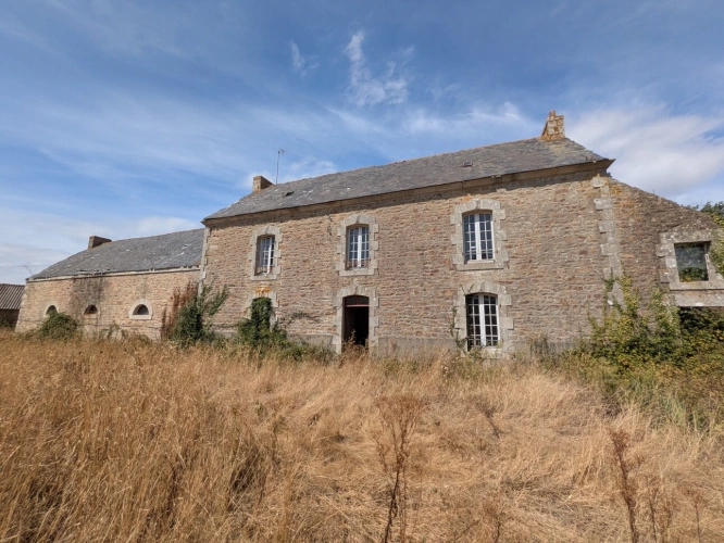 Photos 1 - Prestige - NOSTANG PROPRIÉTÉ COMPOSÉE D'UNE MAISON EN PIERRE À RÉNOVER AVEC TROIS DÉPENDANCE UN PUITS ET 21 HECTARES ENVIRON