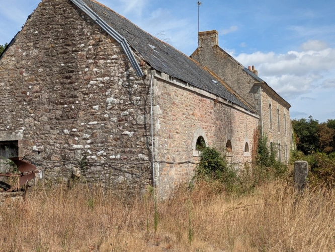 Photos 2 - Prestige - NOSTANG PROPRIÉTÉ COMPOSÉE D'UNE MAISON EN PIERRE À RÉNOVER AVEC TROIS DÉPENDANCE UN PUITS ET 21 HECTARES ENVIRON