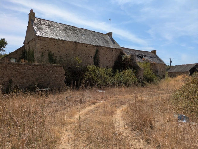 Photos 3 - Prestige - NOSTANG PROPRIÉTÉ COMPOSÉE D'UNE MAISON EN PIERRE À RÉNOVER AVEC TROIS DÉPENDANCE UN PUITS ET 21 HECTARES ENVIRON