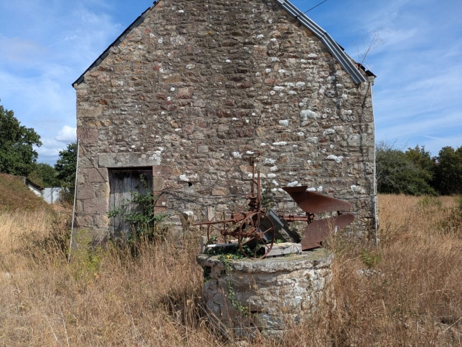 Photos 5 - Prestige - NOSTANG PROPRIÉTÉ COMPOSÉE D'UNE MAISON EN PIERRE À RÉNOVER AVEC TROIS DÉPENDANCE UN PUITS ET 21 HECTARES ENVIRON