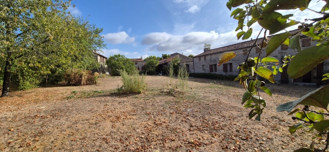 Photos 1 - Rurale - Corps de Ferme de 340 m2, avec plusieurs maisons indépendantes et 200 m2 de dépendances