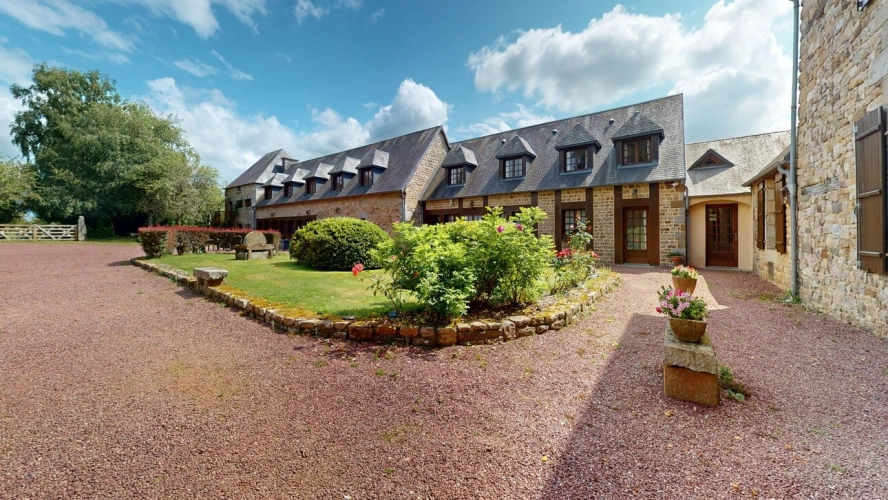 Photos 3 - Prestige - Propriété d’exception en Normandie – Manoir rénové avec dépendances et chapelle