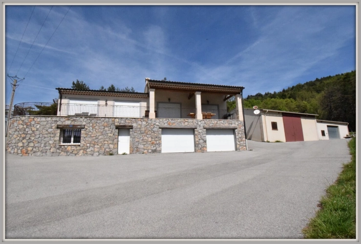 Photos 2 - Prestige - Propriete Peyroules Villa avec piscine intérieure dex hangars forte rentabilité