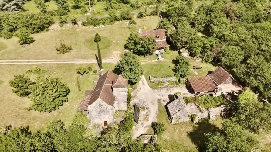 Photos 1 - Touristique - Propriété avec 2 maisons , dépendances sur GR65