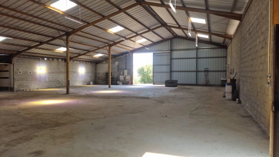 Photos 1 - Prestige - Bâtiments agricole avec studio à rénover - 19 hectares