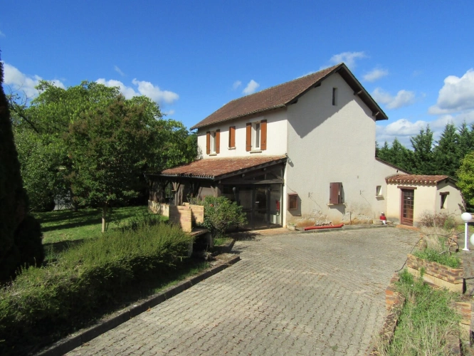 Photos 1 - Prestige - Propriété avec maison 4 chambres, plusieurs bâtiments et 1.8 hectares de terrain